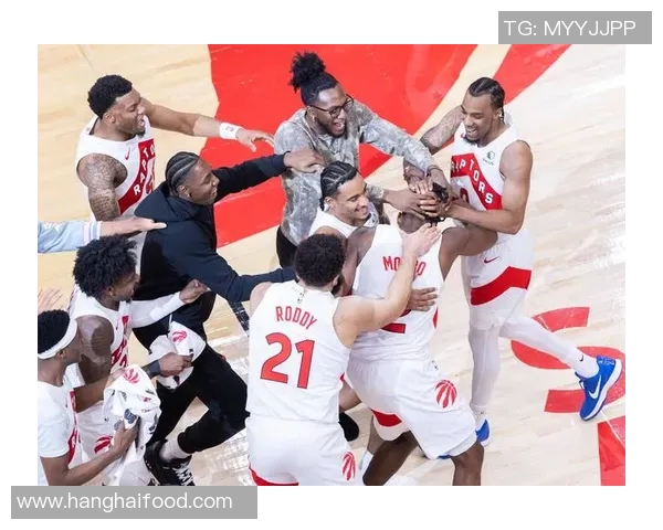 猛龙与凯尔特人激战正酣球迷热情高涨场馆气氛火爆